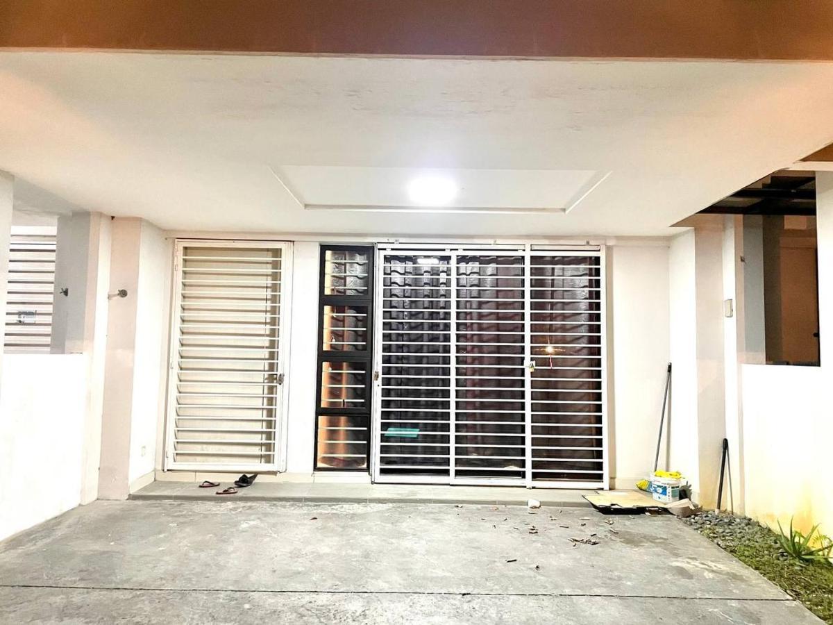 Homestay 3Br Near Setia Alam Shah Alam Exterior photo